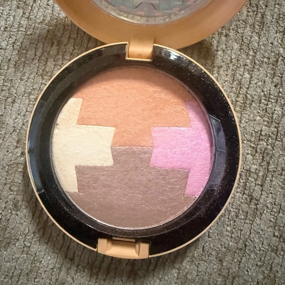 MAC Cosmetics Vibe Tribe Gleamtones Powder in Dunes at Dusk